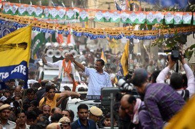 NEW DELHI, INDIA - 15 Mayıs 2024: Delhi Genel Sekreteri Arvind Kejriwal, Chandni Chowk Jai Prakash Aggarwal milletvekili adayı Lok Sabha 'nın 15 Mayıs 2024 tarihinde Yeni Delhi, Hindistan' da gerçekleştirdiği seçim kampanyası sırasında. 