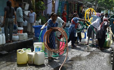 NEW DELHI, INDIA - 31 Mayıs 2024: Delhi Jal Board (DJB) su tankeri sakinleri ve çocukları, Vivekananda Kamp Chanakyapuri 'de yaz aylarında yaşanan bir su krizinin ortasında, 31 Mayıs 2024 tarihinde, Hindistan' ın Yeni Delhi kentinde. 