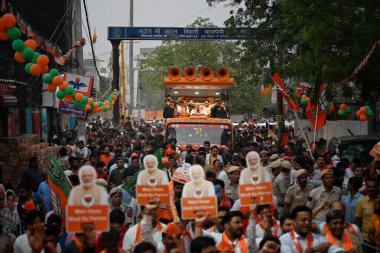 NEW DELHI, INDIA - 21 Mayıs: Rajnath Singh, Savunma Bakanlığı Savunma Bakanı, Kuzey Batı Delhi seçmenlerinden BJP adayı için düzenlenen seçim kampanyası kapsamında bir yol gösterisi yürüttü, yaklaşmakta olan Loksabha Seçimleri için Yocinder Chandolia 