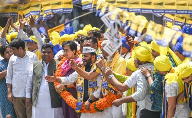 NEW DELHI, INDIA - 4 Mayıs 2024: Önümüzdeki Loksabha Seçimleri için Doğu Delhi Kuldeep Kumar 'dan AAP adayı, Mandawali Bölgesi Seçim Kağıtları başvurusunda bulunmadan önce Delhi bakanı ve AAP lideri Atishi ile birlikte bir Roadshow sırasında görüldü.