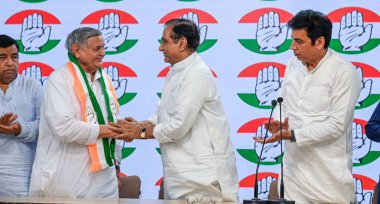 NEW DELHI, INDIA - 4 Mayıs 2024: Eski NCP Milliyetçi Kongre Partisi lideri Yoganand Shastri, Kongre lideri Deepak Babaria ve Devender Yadav, AICC, Akbar Road 'daki geçici DPCC Başkanı.