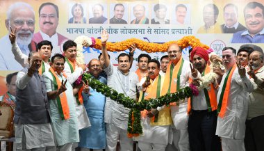 NEW DELHI, INDIA - 8 Mayıs 2024: Chandni Chowk Praveen Khandelwal ve BJP liderlerinden BJP adayı ile birlikte 8 Mayıs 2004 tarihinde Hindistan 'ın Yeni Delhi kentinde yapılan Shastri Nagar' da yapılan seçim kampanyası sırasında.