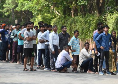 Seçmenler, 25 Mayıs 2024 'te Yeni Delhi, Hindistan' da Batı Delhi Lok Sabha Koltuğu 'ndaki Kakrola Dwarka Köyü' nde oy vermek için sırada bekliyorlar.. 
