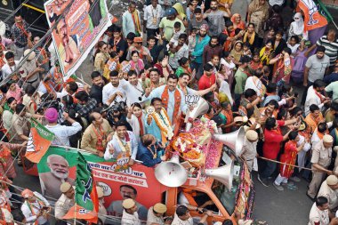 NEW DELHI, INDIA - 8 Mayıs 2024: Rajyavardhan Singh Rathore Doğu Delhi 'den BJP adayı Lok Sabha Seat Harsh Malhotra ile 8 Mayıs 2024 tarihinde Yeni Delhi, Hindistan' da düzenlenen bir yol gösterisinde.