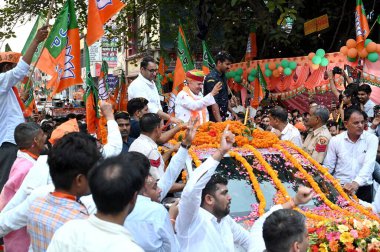 GURUGRAM, INDIA - 21 Mayıs 2024: Birlik Dışişleri Bakanı ve BJP Gurugram milletvekili seçmen adayı Rao Inderjit Singh ve İlçe Başkanı Kamal Yadav yaklaşan Lok Sabha Seçim fuarı sırasında halkla bir araya geldiler 