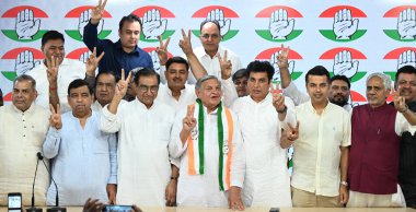 NEW DELHI, INDIA - 4 Mayıs 2024: Eski NCP Milliyetçi Kongre Partisi lideri Yoganand Shastri, Kongre lideri Deepak Babaria ve Devender Yadav, AICC, Akbar Road 'daki geçici DPCC Başkanı.