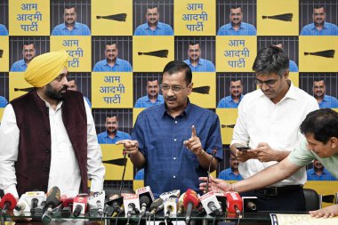 NEW DELHI, INDIA - 12 Mayıs 2024: Delhi CM Arvind Kejriwal ile Punjab CM Bhagwant Mann, Sanjay Singh ve diğer liderler 12 Mayıs 2024 tarihinde Yeni Delhi, Hindistan 'da düzenlenen basın toplantısında.