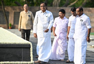 NEW DELHI, INDIA - 21 Mayıs: Kongre Başkanı P. Chidambaram, 21 Mayıs 2024 'te Rajghat, Rajghat' ta Rajiv Gandhi şehitliğinin 33. yıldönümü münasebetiyle Anma Töreni sırasında eski Başbakan Rajiv Gandhi 'ye saygılarını sundu.