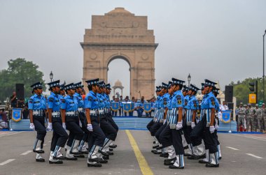 NEW DELHI, INDIA - 26 Temmuz 2024 'te Hindistan' ın Yeni Delhi kentinde Kargil Vijay Diwas münasebetiyle Hint Hava Kuvvetleri Agniveervayu Kadın Takımı personeli tatbikatı gerçekleştirdi..