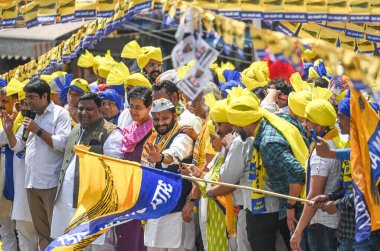 NEW DELHI, INDIA - 4 Mayıs 2024: Önümüzdeki Loksabha Seçimleri için Doğu Delhi Kuldeep Kumar 'dan AAP adayı, Mandawali Bölgesi Seçim Kağıtları başvurusunda bulunmadan önce Delhi bakanı ve AAP lideri Atishi ile birlikte bir Roadshow sırasında görüldü.