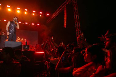 NEW DELHI, INDIA - 10 Mayıs 2024: Rapçi Panther, SRCC 'nin Kuzey Kampüsü, Delhi Üniversitesi' ndeki üç günlük festivalinin son gününde 10 Mayıs 2024 'te Yeni Delhi, Hindistan' da sahne aldı.. 