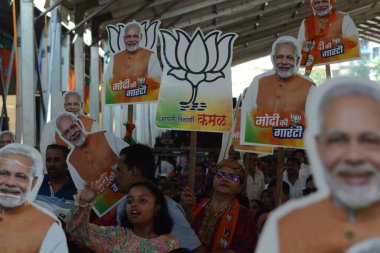 KALYAN, INDIA - 15 Mayıs 2024: Başbakan Narendra Modi 'nin Kalyan Lok Sabha seçim bölgesinde Shiv Sena (Shinde kampı) Kalyan ve Bhiwandi BJP adayları için bulunacağı toplantıda BJP destekçileri görülüyor 