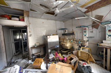 NEW DELHI, INDIA - 26 Mayıs 2024: Yeni Delhi, Hindistan 'da 26 Mayıs 2024' te Vivek Vihar bölgesinde Cumartesi gecesi bir yangın çıkan Bebek Bakımı Hastanesi 'nde tıbbi ekipman ve diğer malzemelerin yanmış kalıntıları.