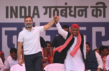 KANNAUJ, INDIA - 10 Mayıs 2024: Kongre partisi kıdemli lideri Rahul Gandhi ve Samajwadi partisinin ulusal başkanı ve Kannauj milletvekili adayı Akhilesh Yadav, Hindistan ittifakı ortak mitinginde helikopter pistinde bir araya geldiler  