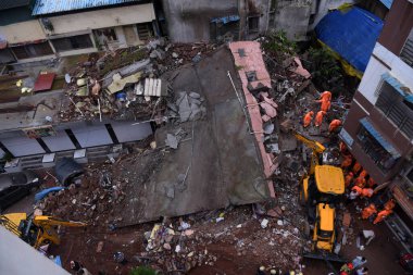 NAVI MUMBAI, INDIA - 27 Temmuz 2024: Cumartesi sabahı erken saatlerde CBD Belapur bölgesinde üç katlı bir konut binasının çökmesiyle meydana gelen trajik bir olay, üç kişinin ölümüyle ve iki kişinin yaralanmasıyla sonuçlandı