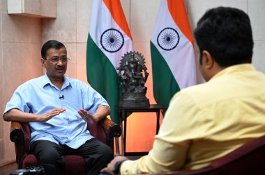 NEW DELHI, INDIA - 22 Mayıs 2024: Delhi Genel Sekreteri Arvind Kejriwal, Hindistan ile Sivil Hatlar 'daki konutunda yaptığı özel röportajda