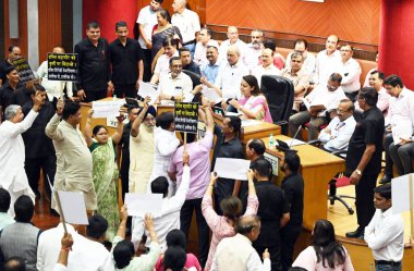 NEW DELHI, INDIA - 14 Mayıs: BJP meclis üyeleri 14 Mayıs 2024 'te Yeni Delhi, Hindistan' da MCD 'nin evinde bir günlük oturumu protesto ettiler. 