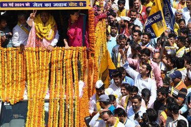 NEW DELHI, INDIA - 30 APRIL: Lok Sabha Seçimleri için Güney Delhi 'den AAPs adayı, Sahiram Pehalwan ve Delhi bakanı ve AAP lideri Atishi Okhla' da yapılacak seçimler için adaylık belgelerini dosyalamadan önce Roadshow sırasında görüldüler 