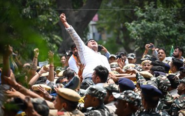 NEW DELHI, INDIA - 7 Mayıs 2024: Virendra Sachdeva liderliğindeki BJP destekçileri, Delhi Başkanı BJP, DDU Marg 'daki yasaklı örgütten siyasi finansman aldıkları iddiasıyla Delhi CM Arvind Kejriwal' ı protesto ederken görüldü