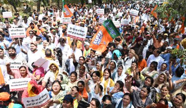 NEW DELHI, INDIA - 31 Mayıs 2024: Yeni Delhi, Hindistan 'da 31 Mayıs 2024 tarihinde, AAP ofisi önünde AAP' ye karşı düzenlenen bir protesto yürüyüşü sırasında BJP çalışanları ve destekçileri. Delhi 'de akut su sıkıntısı var.