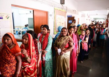 Seçmenler, 25 Mayıs 2024 'te Yeni Delhi, Hindistan' da Batı Delhi Lok Sabha Koltuğu 'ndaki Kakrola Dwarka Köyü' nde oy vermek için sırada bekliyorlar.. 