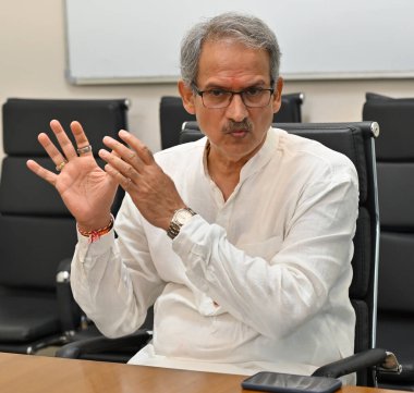 MUMBAI, INDIA - 13 Mayıs: Anil Desai, Shiv Sena (UBT), 13 Mayıs 2024 tarihinde Hindistan, Mumbai 'deki HT ofisinde verdiği röportajda.