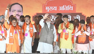 NEW DELHI, INDIA - 18 Mayıs 2024: Başbakan Narendra Modi ile Delhi BJP Adayları Manoj Tiwari, Harsh Malhotra, Praveen Khandelwal ve Delhi BJP başkanı Virendra Sachdeva arasında Delhi 'de düzenlenen bir Loksabha seçim mitinginde.