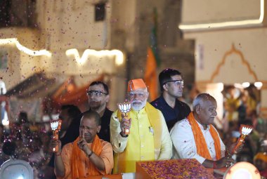 LUCKnow, INDIA - 5 Mayıs 2024: Başbakan Narendra Modi, Feyzabad 'dan (Ayodhya) BJP adayı Lallu Singh' i desteklemek amacıyla Ayodhya 'da düzenlenen yol gösterisinde, UP CM Yogi Adityanath da Rampath' daki yol fuarında hazır bulundu. 