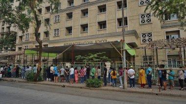 THANE, INDIA - 20 Mayıs 2024: Thane Ghodbunder Yolu Hiranandani Malikanesi 'ndeki oy kullanma standında 20 Mayıs 2024 tarihinde Hindistan' ın Thane kentinde yapılan Lok Sabha seçimlerinin 5. safhasında vatandaşlar oy verirken görüldü.. 