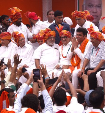 NEW DELHI, INDIA - 5 Mayıs 2024: DPCC Geçici Şefi Devendra Yadav parti lideri Ajay Maken ve diğerleri ile birlikte Delhi Kongresi 'nin genel başkanlığını yürütürken,.