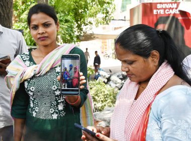 NEW DELHI, INDIA - 26 Mayıs 2024 'te Hindistan' ın Yeni Delhi kentinde, Vivek Vihar bölgesinde Cumartesi gecesi bir yangın çıkan Baby Care New Born Hastanesi 'nde çocuklarını arayan aile üyeleri. 