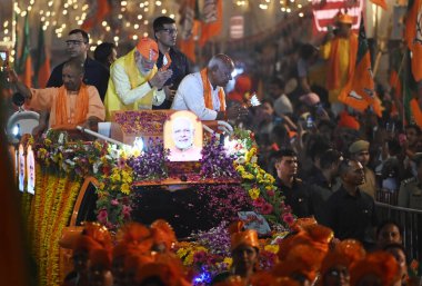 LUCKnow, INDIA - 5 Mayıs 2024: Başbakan Narendra Modi, Feyzabad 'dan (Ayodhya) BJP adayı Lallu Singh' i desteklemek amacıyla Ayodhya 'da düzenlenen yol gösterisinde, UP CM Yogi Adityanath da Rampath' daki yol fuarında hazır bulundu. 