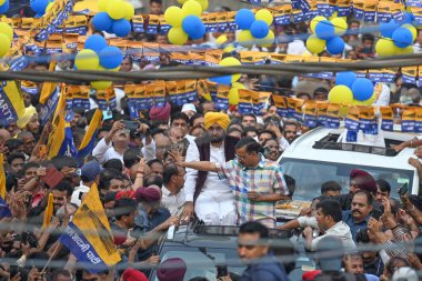 NEW DELHI, INDIA - 12 Mayıs 2024: Delhi CM Arvind Kejriwal ve Bhagwant Mann, Yeni Delhi Seçmenleri 'nden AAPs adayı Somnath Bharti' nin Lok Sabha seçimleri sırasında gerçekleştirdiği yol gösterisinde görülüyor