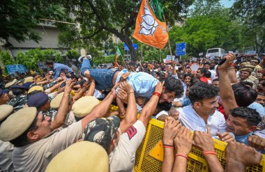 NEW DELHI, INDIA - 7 Mayıs 2024: Virendra Sachdeva liderliğindeki BJP destekçileri, Delhi Başkanı BJP, DDU Marg 'daki yasaklı örgütten siyasi finansman aldıkları iddiasıyla Delhi CM Arvind Kejriwal' ı protesto ederken görüldü