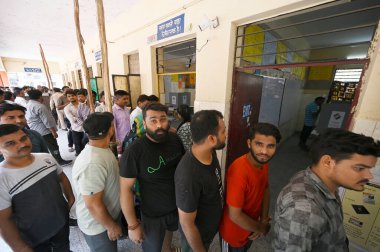 25 Mayıs 2024 'te, Hindistan' ın Yeni Delhi kentinde, Sangam Vihar 'da yapılan altıncı tur seçimlerde oy kullanırken görülen insanlar.