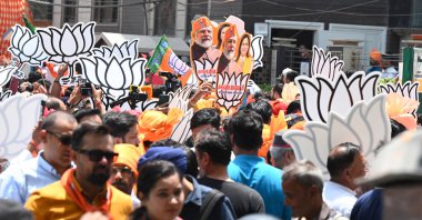 NEW DELHI, INDIA - 2 Mayıs 2024: BJP Batı Delhi Aday Kamaljeet Sehrawat Start in Presence Loksabha Seçim Sorumlusu Om Prakash Dhankar, Delhi BJP Başkanı Virendra Sachdeva ve Vikas Puri 'deki diğer liderler.