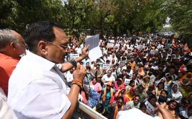 NEW DELHI, INDIA - 31 Mayıs 2024: Delhi BJP Başkanı Virendra Sachdeva, AAP ofisi önünde AAP 'ye karşı yürüttüğü protesto yürüyüşü, 31 Mayıs 2024 tarihinde, Yeni Delhi, Hindistan. Delhi 'de akut su sıkıntısı var.