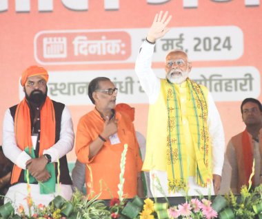 MOTIHARI, INDIA - 21 Mayıs: Başbakan Narendra Modi Bihar milletvekili CM Samrat Chaudhary ve diğerleriyle 21 Mayıs 2024 tarihinde Hindistan 'ın Motihari kentinde yapılan Lok Sabha seçimleri için yapılan bir seçim toplantısında. 
