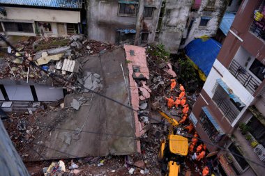 NAVI MUMBAI, INDIA - 27 Temmuz 2024: Cumartesi sabahı erken saatlerde CBD Belapur bölgesinde üç katlı bir konut binasının çökmesiyle meydana gelen trajik bir olay, üç kişinin ölümüyle ve iki kişinin yaralanmasıyla sonuçlandı