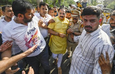 NEW DELHI, INDIA - 9 Mayıs 2024: Delhi Emniyeti Delhi BJP Başkanı Virendra Sachdeva ve diğerlerini, 9 Mayıs 2024 'te Yeni Delhi, Hindistan' da Kongre binası önünde Sam Pitrodas 'ın ırkçı sözlerine karşı düzenlenen bir protesto sırasında gözaltına aldı..