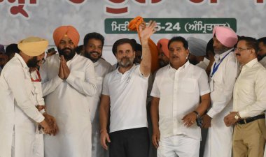 AMRITSAR, INDIA - 25 Mayıs 2024 'te Hindistan' ın Amritsar kentinde yapılacak olan Lok Sabha seçimleri öncesinde parti adayı Gurjeet Singh Aujla ile birlikte Kongre Başkanı Rahul Gandhi. 