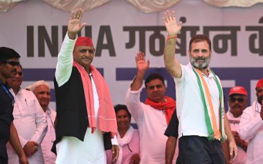 KANNAUJ, INDIA - 10 Mayıs 2024: Kongre partisi kıdemli lideri Rahul Gandhi ve Samajwadi partisinin ulusal başkanı ve Kannauj milletvekili adayı Akhilesh Yadav, Hindistan ittifakı ortak mitinginde helikopter pistinde bir araya geldiler  