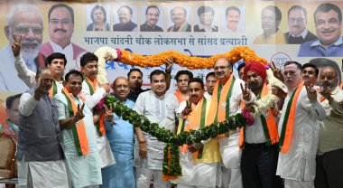 NEW DELHI, INDIA - 8 Mayıs 2024: Chandni Chowk Praveen Khandelwal ve BJP liderlerinden BJP adayı ile birlikte 8 Mayıs 2004 tarihinde Hindistan 'ın Yeni Delhi kentinde yapılan Shastri Nagar' da yapılan seçim kampanyası sırasında.