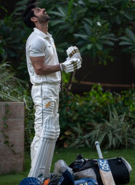 MUMBAI, INDIA - 4 Mayıs 2024: Bollywood oyuncusu Karan Wahi, 4 Mayıs 2024 tarihinde Hindistan 'ın Mumbai kentinde yayınlanan özel bir röportajda poz verdi.