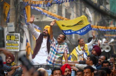 NEW DELHI, INDIA - 12 Mayıs 2024: Delhi CM Arvind Kejriwal ve Bhagwant Mann, Yeni Delhi Seçmenleri 'nden AAPs adayı Somnath Bharti' nin Lok Sabha seçimleri sırasında gerçekleştirdiği yol gösterisinde görülüyor