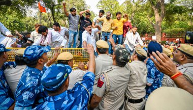NEW DELHI, INDIA - 9 Mayıs 2024: Delhi Polisi, 9 Mayıs 2024 'te Yeni Delhi, Hindistan' da bulunan Kongre binası önünde Sam Pitrodas 'ın ırkçı söylemlerini protesto eden Delhi BJP çalışanlarını durdurmaya çalışıyor.. 
