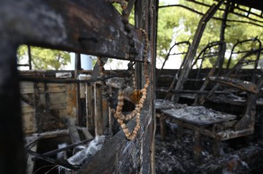 GURUGRAM, INDIA - 18 Mayıs: Kurbanların aileleri Kundli-Manesar-Palwal (KMP) Otoyolu 'nda yanmış bir otobüsün enkazına, Punjab ve Chandigarh' tan 64 yolcu taşıyan bir turist otobüsüne ulaştı 