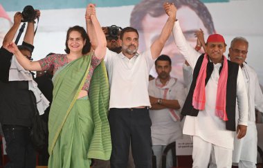 RAE BARELI, INDIA - 17 Mayıs 2024: Raebareli Lok Sabha 'dan Kongre Başkanı ve Aday Rahul Gandhi, kız kardeşi ve parti Genel Sekreteri Priyanka Gandra ve Samajwadi partisinin ulusal başkanı Akhilesh Yadav