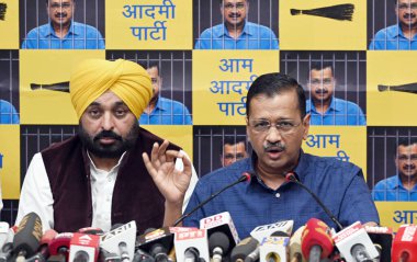 NEW DELHI, INDIA - 12 Mayıs 2024: Delhi CM Arvind Kejriwal ile Punjab CM Bhagwant Mann, Sanjay Singh ve diğer liderler 12 Mayıs 2024 tarihinde Yeni Delhi, Hindistan 'da düzenlenen basın toplantısında.