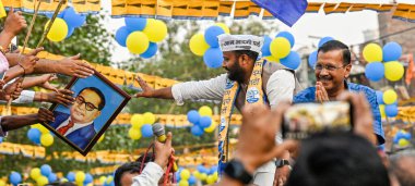 NEW DELHI, INDIA - 20 Mayıs 2024: Delhi Genel Sekreteri Arvind Kejriwal, eşi Sunita Kejriwal ile birlikte, Doğu Delhi 'den AAP adayı Lok Sabha' nın seçim kampanyası sırasında, 20 Mayıs 2024 tarihinde, Hindistan 'ın Yeni Delhi kentinde. 